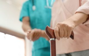 giver-cuidado-con-las-caidas-de-personas-mayores-en-el-hogar