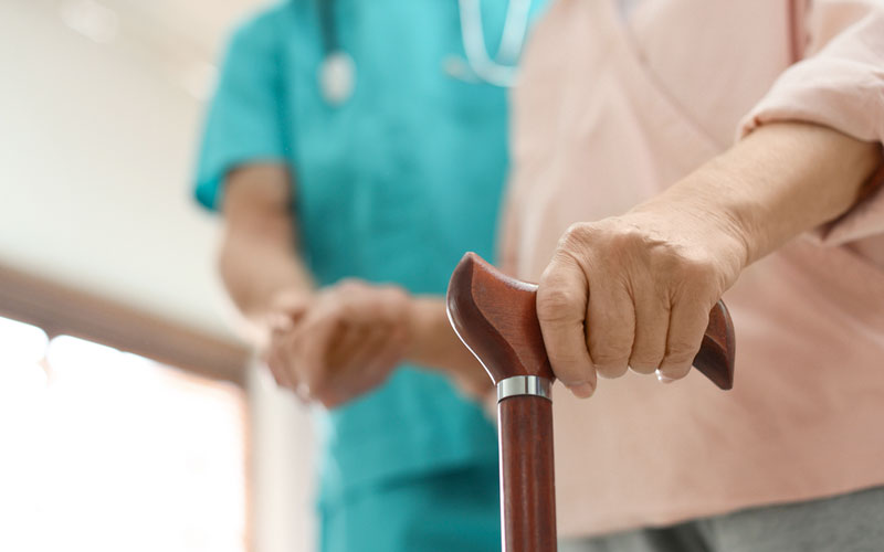 giver-cuidado-con-las-caidas-de-personas-mayores-en-el-hogar